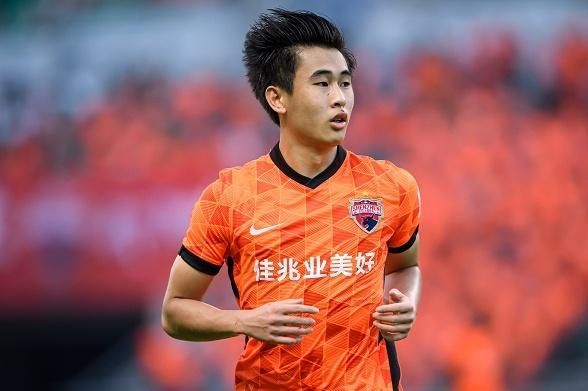 赛前我和莫耶斯有过关于密集赛程的交流，他们也面对着同样的问题。